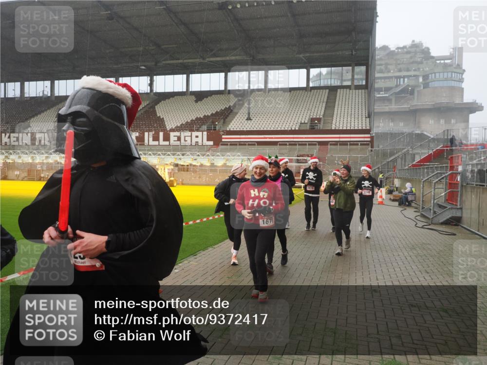 07.12.2025 - St. Pauli X-Mass-Run No. 15 Fabian Wolf http://msf.ph/oto/9372417 07.12.2025 10:10:00 Ziel 989, 1026, 1256, 1257, 1678, 1732, 2502, 2504, 2560, 3245, 3246, 3410, 3411 meine-sportfotos.de