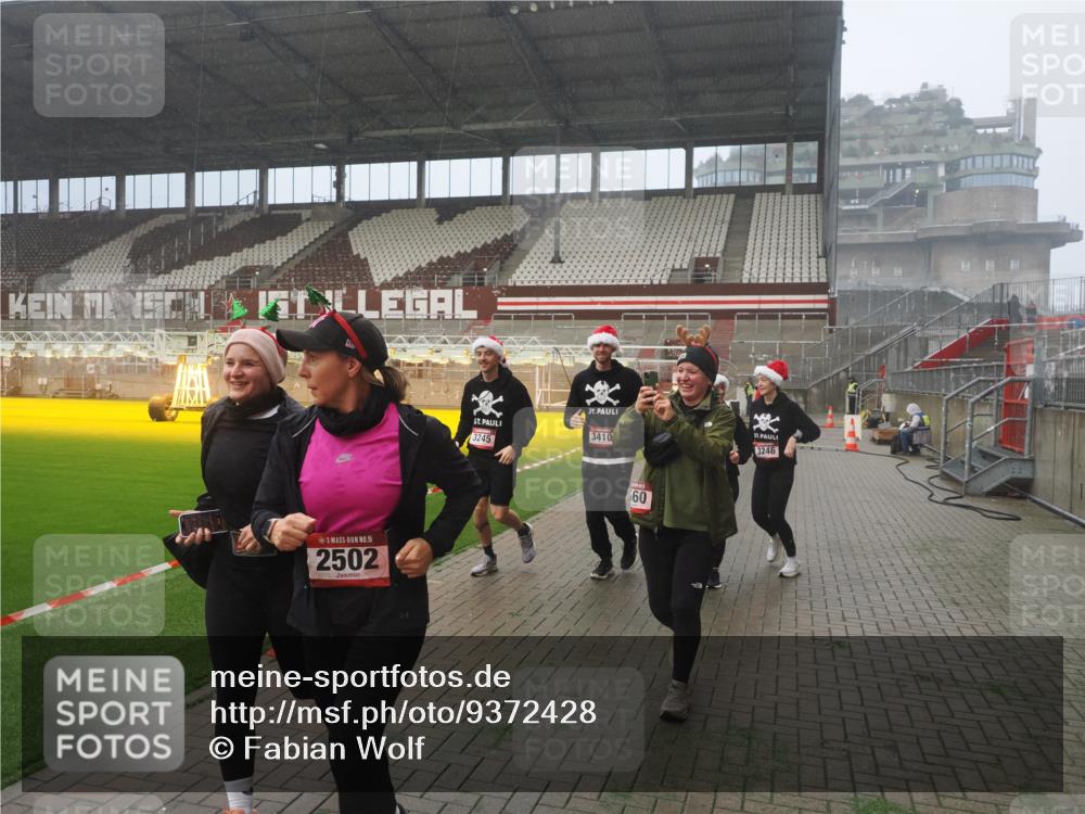 07.12.2025 - St. Pauli X-Mass-Run No. 15 Fabian Wolf http://msf.ph/oto/9372428 07.12.2025 10:10:02 Ziel 989, 1256, 1257, 1678, 1732, 2502, 2504, 2560, 3245, 3246, 3410, 3411 meine-sportfotos.de