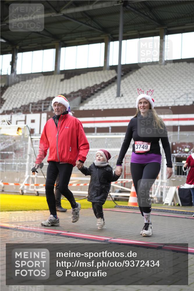 07.12.2025 - St. Pauli X-Mass-Run No. 15 Patografie http://msf.ph/oto/9372434 07.12.2025 11:52:59 Ziel 104, 1238, 1239, 1467, 1592, 1803, 2685, 2735, 2966, 3006, 3355, 3356, 3749, 3750 meine-sportfotos.de