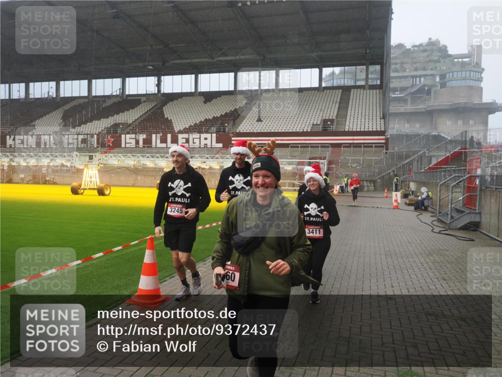 07.12.2025 - St. Pauli X-Mass-Run No. 15 Fabian Wolf http://msf.ph/oto/9372437 07.12.2025 10:10:03 Ziel 989, 1256, 1257, 1678, 1732, 2502, 2504, 2560, 3245, 3246, 3410, 3411 meine-sportfotos.de