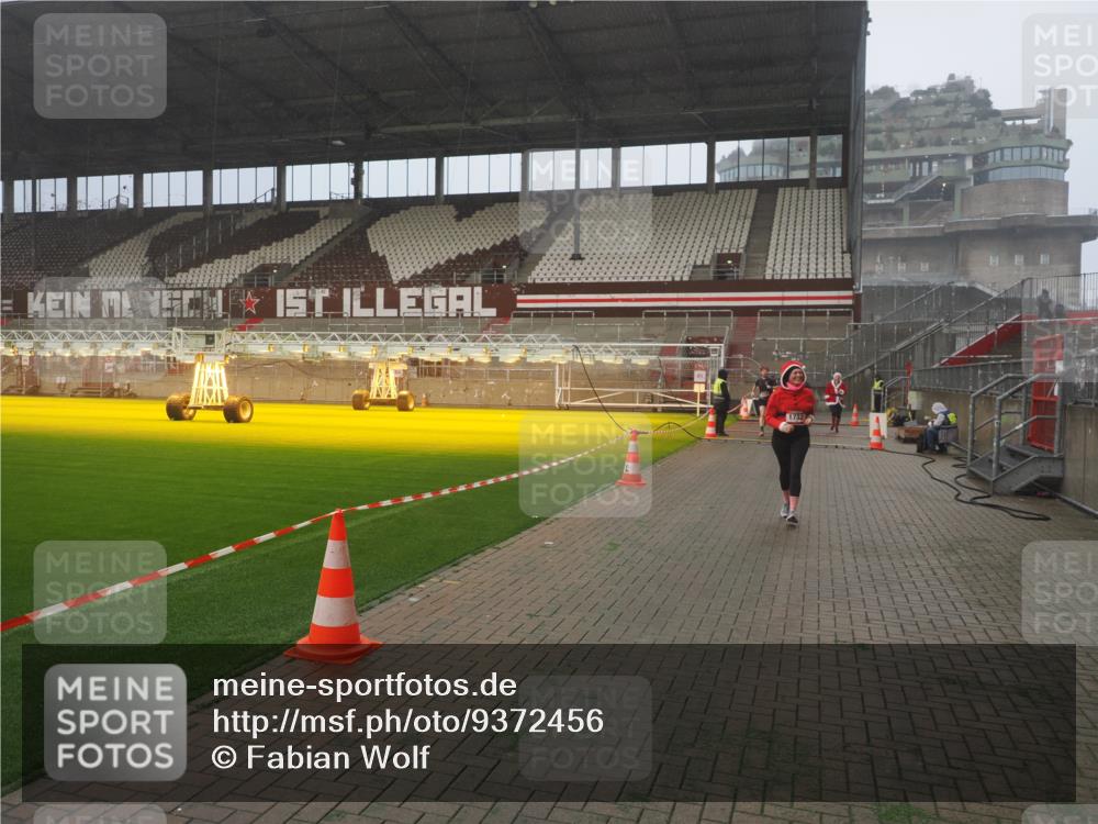 07.12.2025 - St. Pauli X-Mass-Run No. 15 Fabian Wolf http://msf.ph/oto/9372456 07.12.2025 10:10:09 Ziel 962, 1256, 1257, 1399, 1678, 1732, 2502, 2504, 2560, 3245, 3246, 3410, 3411, 4358, 4507 meine-sportfotos.de