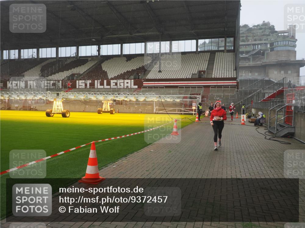07.12.2025 - St. Pauli X-Mass-Run No. 15 Fabian Wolf http://msf.ph/oto/9372457 07.12.2025 10:10:09 Ziel 962, 1256, 1257, 1399, 1678, 1732, 2502, 2504, 2560, 3245, 3246, 3410, 3411, 4358, 4507 meine-sportfotos.de