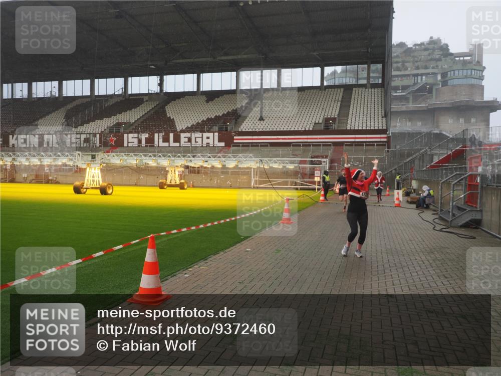 07.12.2025 - St. Pauli X-Mass-Run No. 15 Fabian Wolf http://msf.ph/oto/9372460 07.12.2025 10:10:10 Ziel 962, 1399, 1678, 1732, 2502, 2504, 2560, 3245, 3246, 3410, 3411, 4358, 4507 meine-sportfotos.de