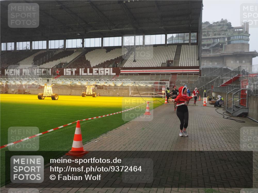 07.12.2025 - St. Pauli X-Mass-Run No. 15 Fabian Wolf http://msf.ph/oto/9372464 07.12.2025 10:10:10 Ziel 962, 1399, 1678, 1732, 2502, 2504, 2560, 3245, 3246, 3410, 3411, 4358, 4507 meine-sportfotos.de