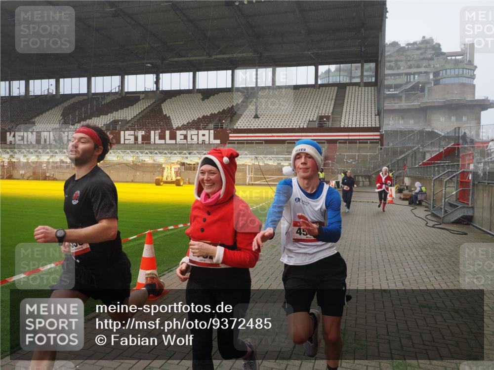07.12.2025 - St. Pauli X-Mass-Run No. 15 Fabian Wolf http://msf.ph/oto/9372485 07.12.2025 10:10:12 Ziel 962, 1399, 1732, 3245, 3246, 3410, 3411, 4358, 4507 meine-sportfotos.de