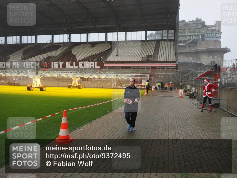 07.12.2025 - St. Pauli X-Mass-Run No. 15 Fabian Wolf http://msf.ph/oto/9372495 07.12.2025 10:10:16 Ziel 962, 1399, 1732, 4358, 4507 meine-sportfotos.de