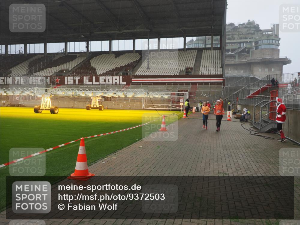 07.12.2025 - St. Pauli X-Mass-Run No. 15 Fabian Wolf http://msf.ph/oto/9372503 07.12.2025 10:10:23 Ziel 962, 1399, 1571, 2083, 2087, 4358, 4507 meine-sportfotos.de