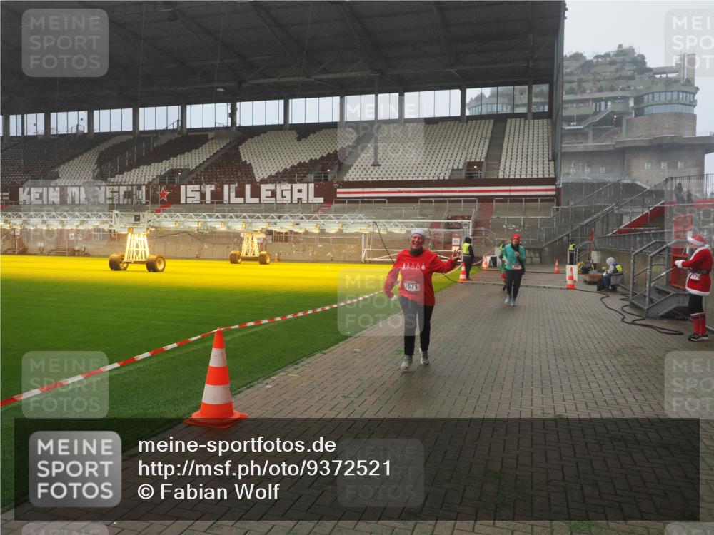 07.12.2025 - St. Pauli X-Mass-Run No. 15 Fabian Wolf http://msf.ph/oto/9372521 07.12.2025 10:10:30 Ziel 550, 964, 1571, 2083, 2087 meine-sportfotos.de