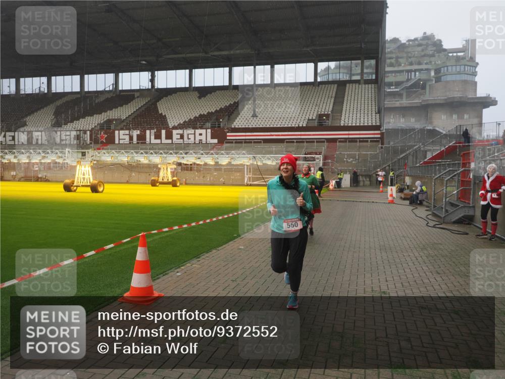 07.12.2025 - St. Pauli X-Mass-Run No. 15 Fabian Wolf http://msf.ph/oto/9372552 07.12.2025 10:10:33 Ziel 550, 964, 1571, 2083, 2087 meine-sportfotos.de