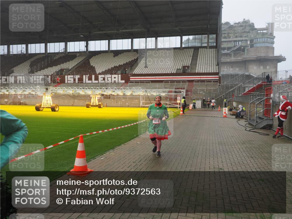 07.12.2025 - St. Pauli X-Mass-Run No. 15 Fabian Wolf http://msf.ph/oto/9372563 07.12.2025 10:10:35 Ziel 550, 964, 1571, 2083, 2087 meine-sportfotos.de