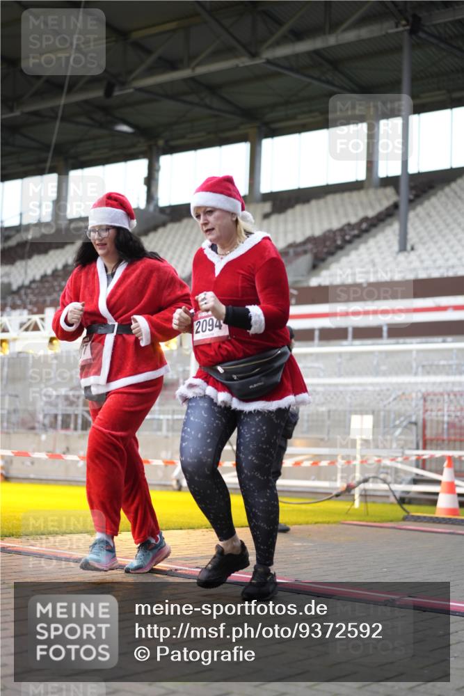 07.12.2025 - St. Pauli X-Mass-Run No. 15 Patografie http://msf.ph/oto/9372592 07.12.2025 11:55:51 Ziel 294, 1042, 2077, 2094, 3802 meine-sportfotos.de