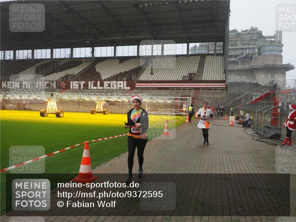 07.12.2025 - St. Pauli X-Mass-Run No. 15 Fabian Wolf http://msf.ph/oto/9372595 07.12.2025 10:10:46 Ziel 964, 1768, 4885 meine-sportfotos.de