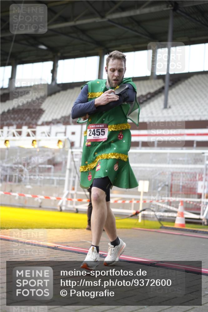 07.12.2025 - St. Pauli X-Mass-Run No. 15 Patografie http://msf.ph/oto/9372600 07.12.2025 11:55:59 Ziel 294, 1030, 1042, 2077, 2094, 2455, 3499, 3502, 3802 meine-sportfotos.de
