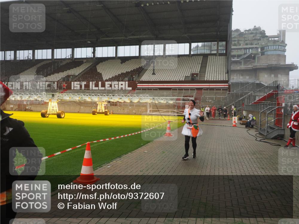 07.12.2025 - St. Pauli X-Mass-Run No. 15 Fabian Wolf http://msf.ph/oto/9372607 07.12.2025 10:10:47 Ziel 964, 1768, 4885 meine-sportfotos.de