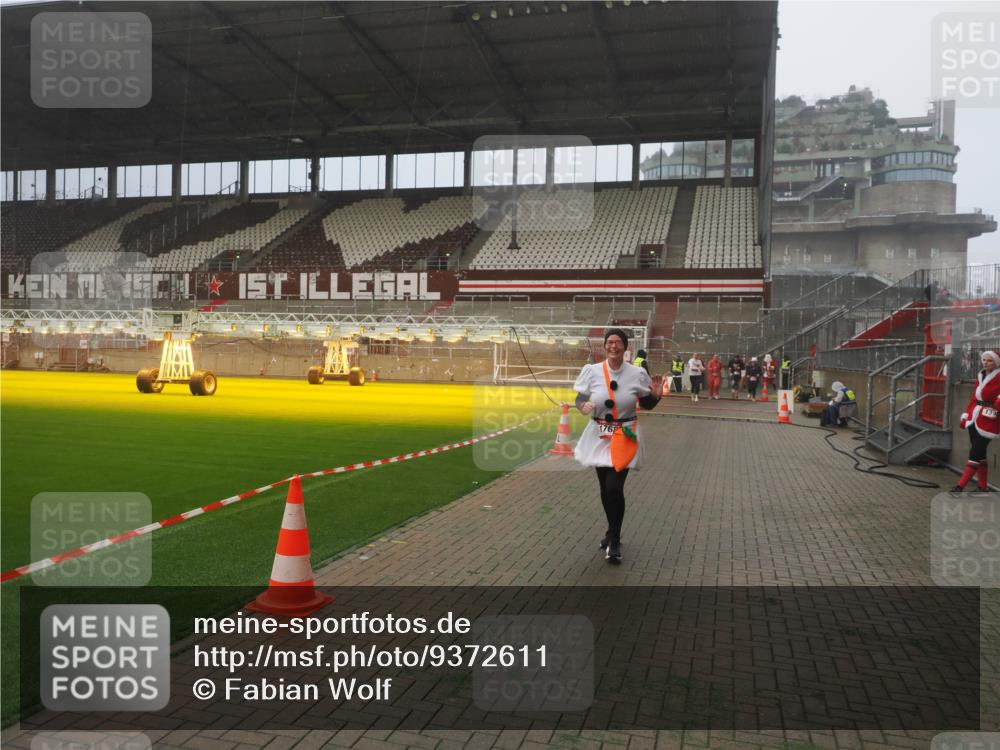 07.12.2025 - St. Pauli X-Mass-Run No. 15 Fabian Wolf http://msf.ph/oto/9372611 07.12.2025 10:10:47 Ziel 964, 1768, 4885 meine-sportfotos.de