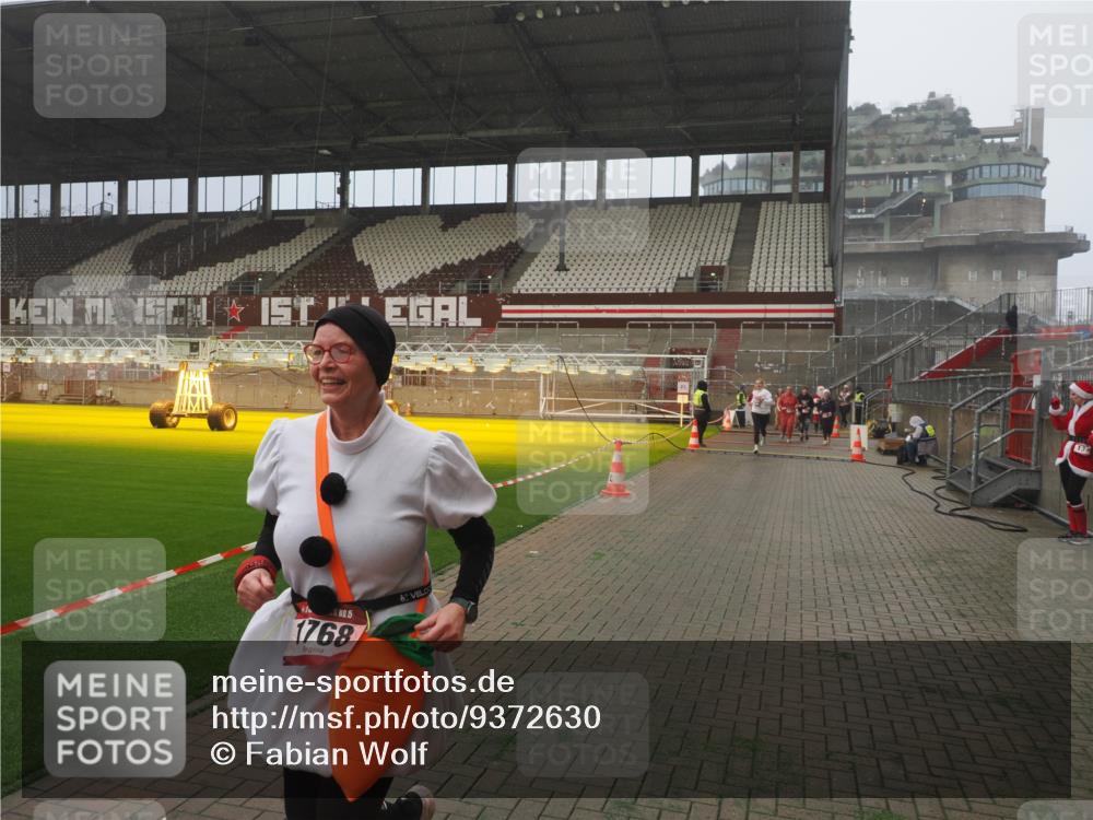 07.12.2025 - St. Pauli X-Mass-Run No. 15 Fabian Wolf http://msf.ph/oto/9372630 07.12.2025 10:10:49 Ziel 979, 1426, 1768, 2530, 4885 meine-sportfotos.de