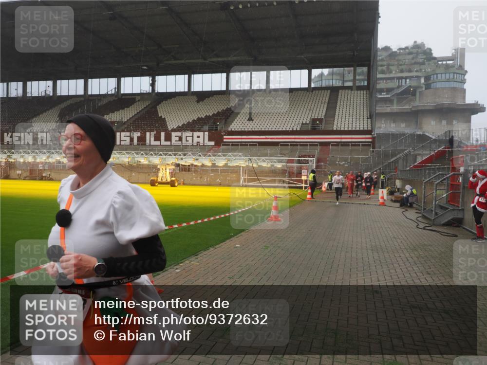 07.12.2025 - St. Pauli X-Mass-Run No. 15 Fabian Wolf http://msf.ph/oto/9372632 07.12.2025 10:10:49 Ziel 979, 1426, 1768, 2530, 4885 meine-sportfotos.de