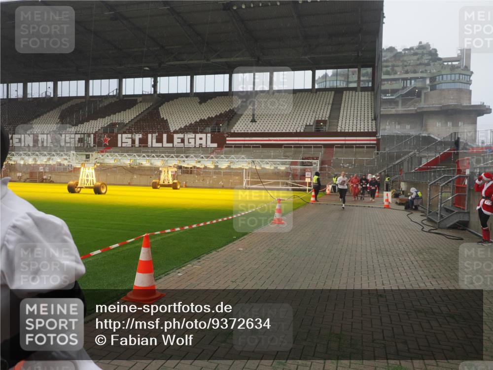 07.12.2025 - St. Pauli X-Mass-Run No. 15 Fabian Wolf http://msf.ph/oto/9372634 07.12.2025 10:10:50 Ziel 57, 979, 983, 1426, 1768, 2530, 4885 meine-sportfotos.de