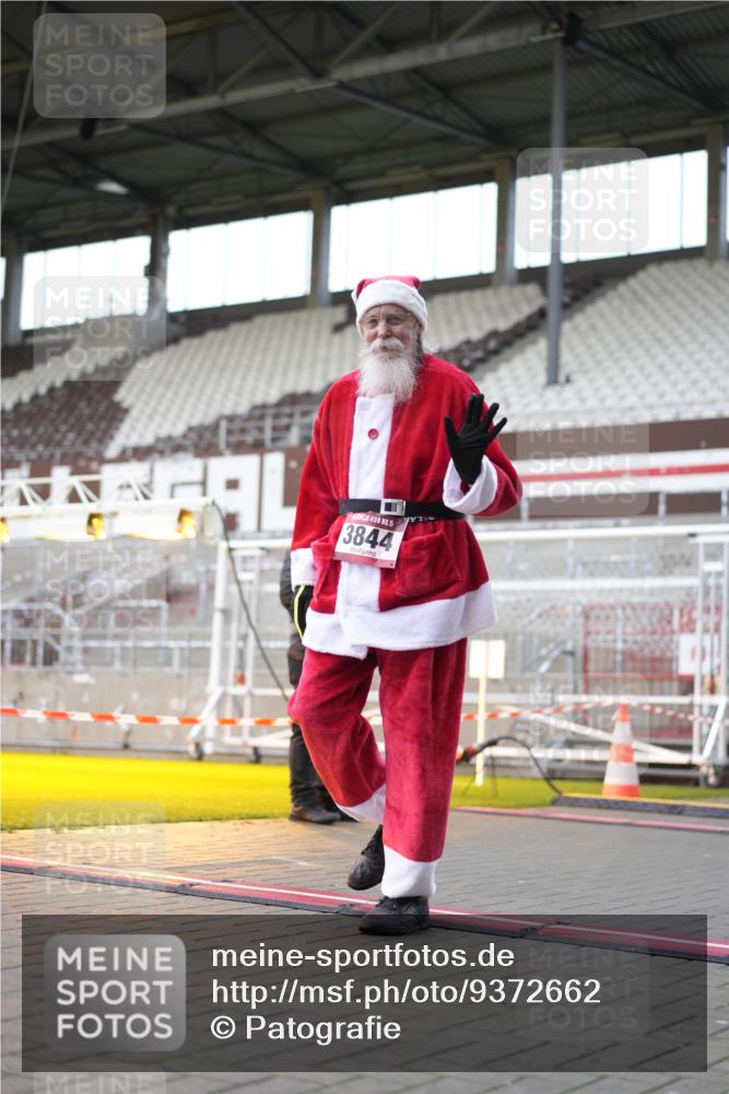 07.12.2025 - St. Pauli X-Mass-Run No. 15 Patografie http://msf.ph/oto/9372662 07.12.2025 11:56:37 Ziel 2596, 2598, 2599, 2929, 2932, 3007, 3433, 3842, 3843, 3844, 4172, 4174 meine-sportfotos.de