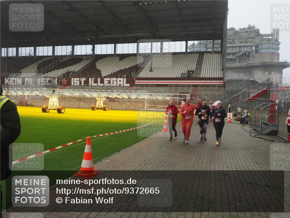 07.12.2025 - St. Pauli X-Mass-Run No. 15 Fabian Wolf http://msf.ph/oto/9372665 07.12.2025 10:10:57 Ziel 57, 979, 983, 1148, 1149, 1150, 1426, 1768, 1929, 1935, 2530, 4885 meine-sportfotos.de