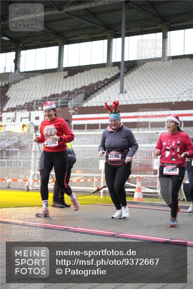 07.12.2025 - St. Pauli X-Mass-Run No. 15 Patografie http://msf.ph/oto/9372667 07.12.2025 11:56:41 Ziel 2596, 2598, 2599, 2824, 2929, 2932, 3007, 3433, 3459, 3842, 3843, 3844, 4172, 4174 meine-sportfotos.de