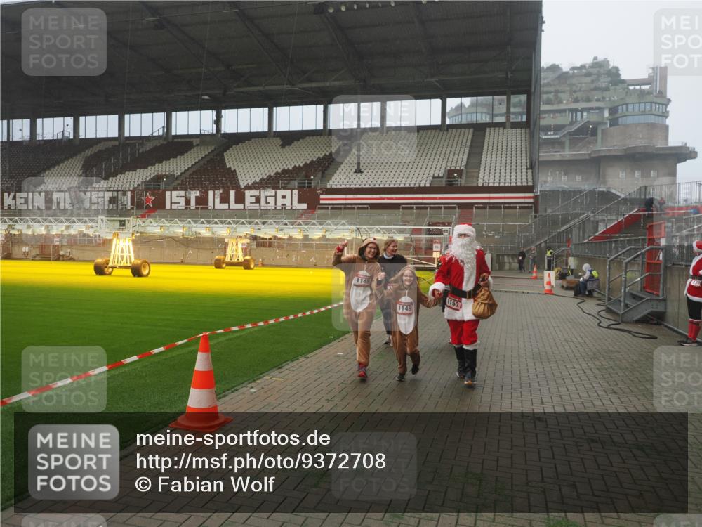 07.12.2025 - St. Pauli X-Mass-Run No. 15 Fabian Wolf http://msf.ph/oto/9372708 07.12.2025 10:11:03 Ziel 57, 979, 983, 1148, 1149, 1150, 1426, 1929, 1935, 2530 meine-sportfotos.de