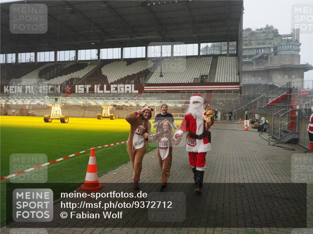 07.12.2025 - St. Pauli X-Mass-Run No. 15 Fabian Wolf http://msf.ph/oto/9372712 07.12.2025 10:11:04 Ziel 57, 979, 983, 1148, 1149, 1150, 1426, 1929, 1935, 2530 meine-sportfotos.de