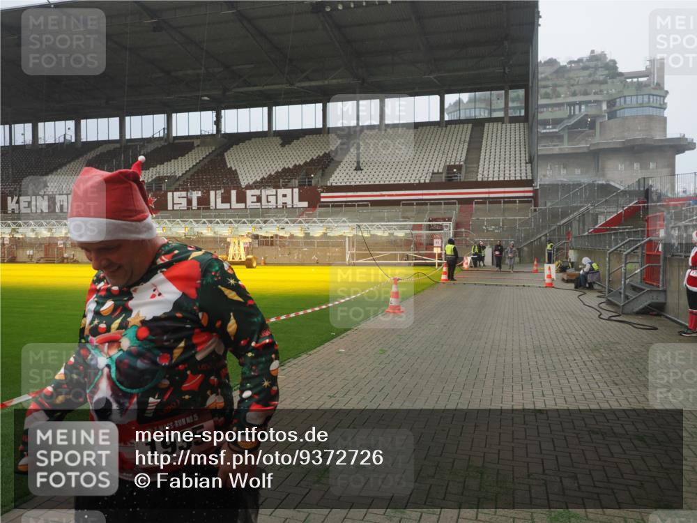 07.12.2025 - St. Pauli X-Mass-Run No. 15 Fabian Wolf http://msf.ph/oto/9372726 07.12.2025 10:11:06 Ziel 57, 979, 983, 1148, 1149, 1150, 1426, 1929, 1935, 2530 meine-sportfotos.de