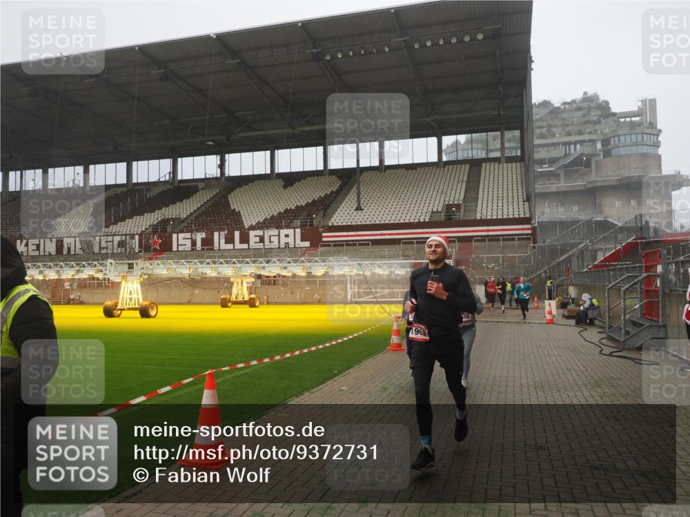 07.12.2025 - St. Pauli X-Mass-Run No. 15 Fabian Wolf http://msf.ph/oto/9372731 07.12.2025 10:11:16 Ziel 1969, 3354, 3815, 4499, 4525 meine-sportfotos.de