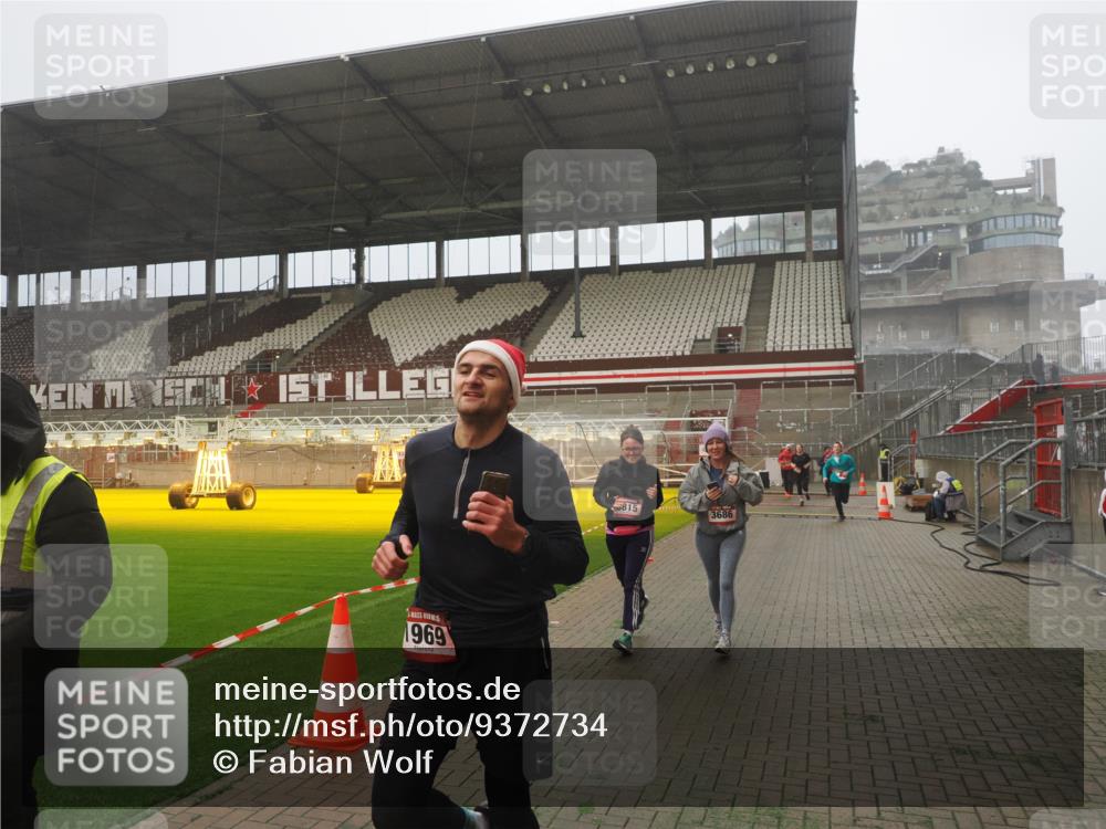 07.12.2025 - St. Pauli X-Mass-Run No. 15 Fabian Wolf http://msf.ph/oto/9372734 07.12.2025 10:11:16 Ziel 1969, 3354, 3815, 4499, 4525 meine-sportfotos.de