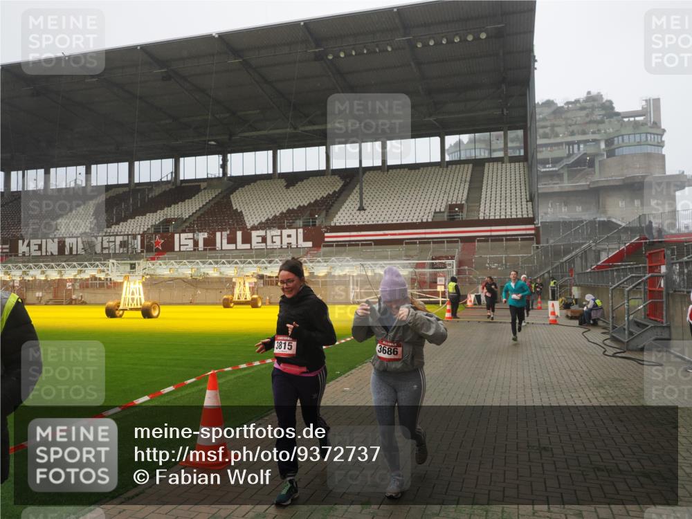 07.12.2025 - St. Pauli X-Mass-Run No. 15 Fabian Wolf http://msf.ph/oto/9372737 07.12.2025 10:11:18 Ziel 1969, 3354, 3815, 4499, 4525, 4659, 4661 meine-sportfotos.de