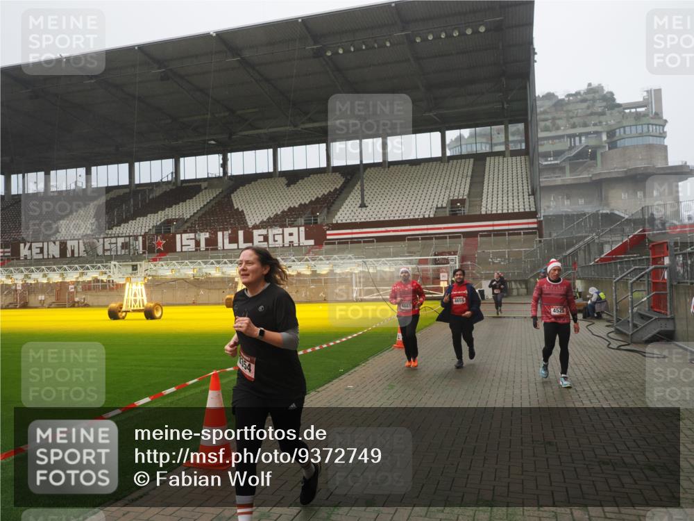 07.12.2025 - St. Pauli X-Mass-Run No. 15 Fabian Wolf http://msf.ph/oto/9372749 07.12.2025 10:11:24 Ziel 1969, 3354, 3815, 4499, 4525, 4659, 4661, 4662 meine-sportfotos.de