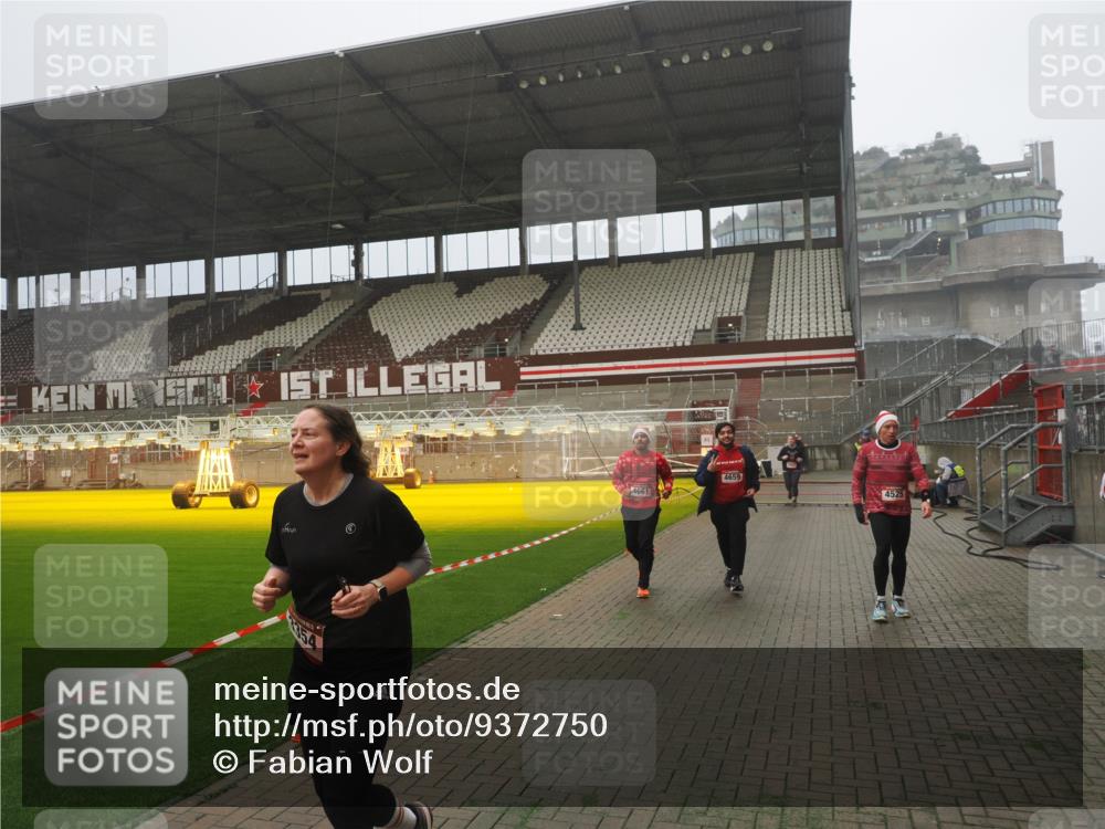 07.12.2025 - St. Pauli X-Mass-Run No. 15 Fabian Wolf http://msf.ph/oto/9372750 07.12.2025 10:11:25 Ziel 1969, 3354, 3815, 4499, 4525, 4659, 4661, 4662 meine-sportfotos.de