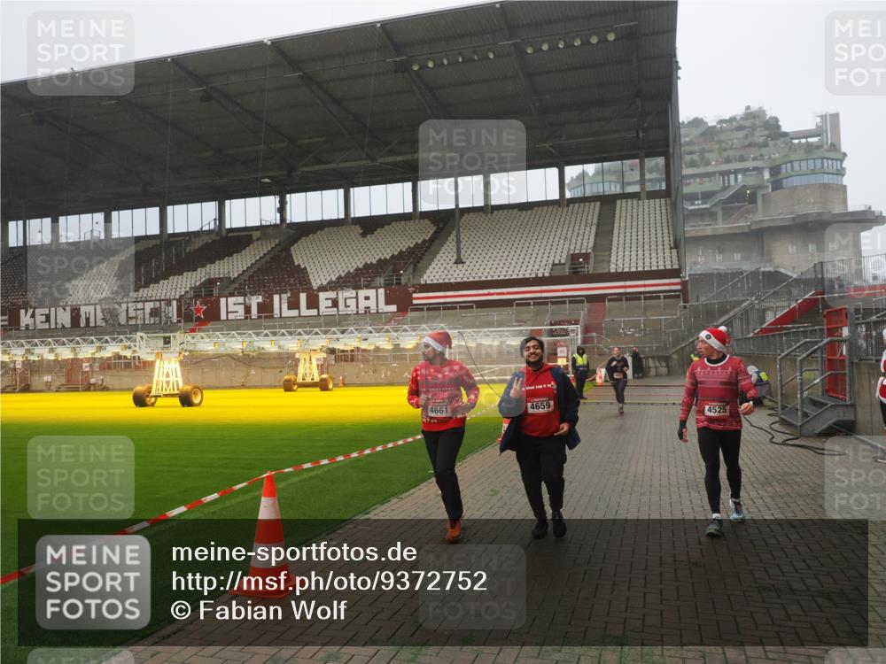 07.12.2025 - St. Pauli X-Mass-Run No. 15 Fabian Wolf http://msf.ph/oto/9372752 07.12.2025 10:11:26 Ziel 1969, 3354, 3815, 4499, 4525, 4659, 4661, 4662 meine-sportfotos.de