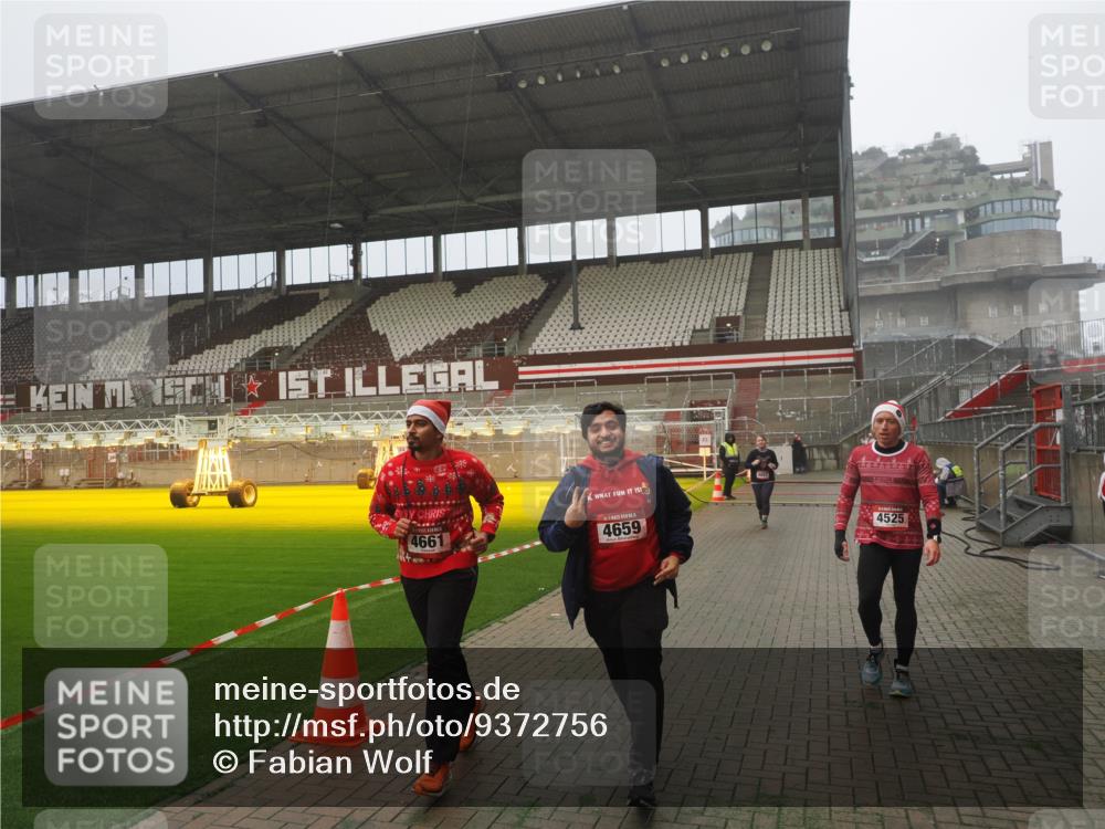 07.12.2025 - St. Pauli X-Mass-Run No. 15 Fabian Wolf http://msf.ph/oto/9372756 07.12.2025 10:11:27 Ziel 1969, 3354, 3815, 4499, 4525, 4659, 4661, 4662 meine-sportfotos.de