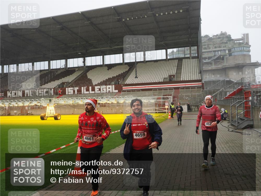 07.12.2025 - St. Pauli X-Mass-Run No. 15 Fabian Wolf http://msf.ph/oto/9372757 07.12.2025 10:11:27 Ziel 1969, 3354, 3815, 4499, 4525, 4659, 4661, 4662 meine-sportfotos.de