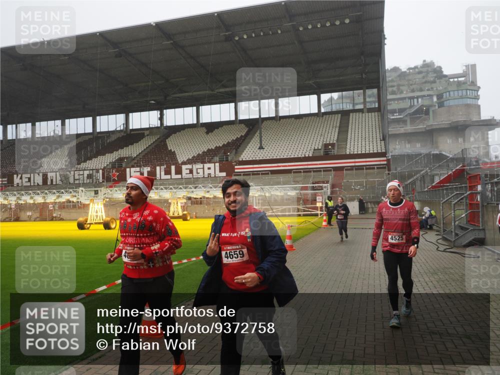 07.12.2025 - St. Pauli X-Mass-Run No. 15 Fabian Wolf http://msf.ph/oto/9372758 07.12.2025 10:11:27 Ziel 1969, 3354, 3815, 4499, 4525, 4659, 4661, 4662 meine-sportfotos.de