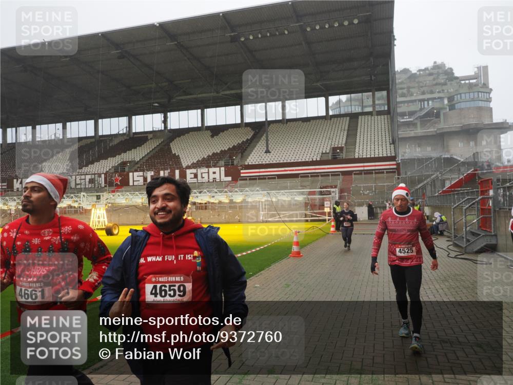 07.12.2025 - St. Pauli X-Mass-Run No. 15 Fabian Wolf http://msf.ph/oto/9372760 07.12.2025 10:11:27 Ziel 1969, 3354, 3815, 4499, 4525, 4659, 4661, 4662 meine-sportfotos.de