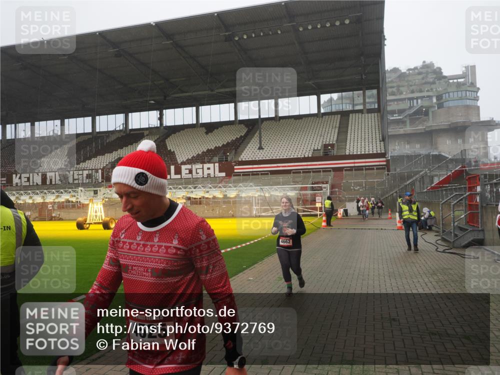 07.12.2025 - St. Pauli X-Mass-Run No. 15 Fabian Wolf http://msf.ph/oto/9372769 07.12.2025 10:11:31 Ziel 1969, 3354, 4499, 4525, 4659, 4661, 4662 meine-sportfotos.de