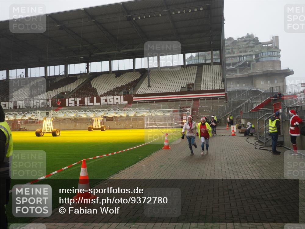 07.12.2025 - St. Pauli X-Mass-Run No. 15 Fabian Wolf http://msf.ph/oto/9372780 07.12.2025 10:11:37 Ziel 670, 2909, 3085, 3909, 4659, 4661, 4662 meine-sportfotos.de