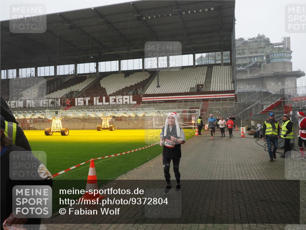 07.12.2025 - St. Pauli X-Mass-Run No. 15 Fabian Wolf http://msf.ph/oto/9372804 07.12.2025 10:11:45 Ziel 670, 2906, 2909, 3085, 3761, 3767, 3909 meine-sportfotos.de
