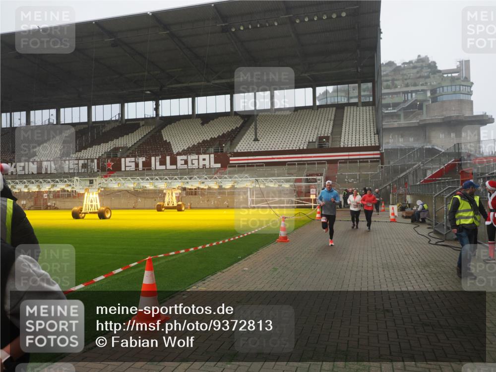 07.12.2025 - St. Pauli X-Mass-Run No. 15 Fabian Wolf http://msf.ph/oto/9372813 07.12.2025 10:11:47 Ziel 670, 2906, 2909, 3085, 3761, 3767, 3909, 3935 meine-sportfotos.de