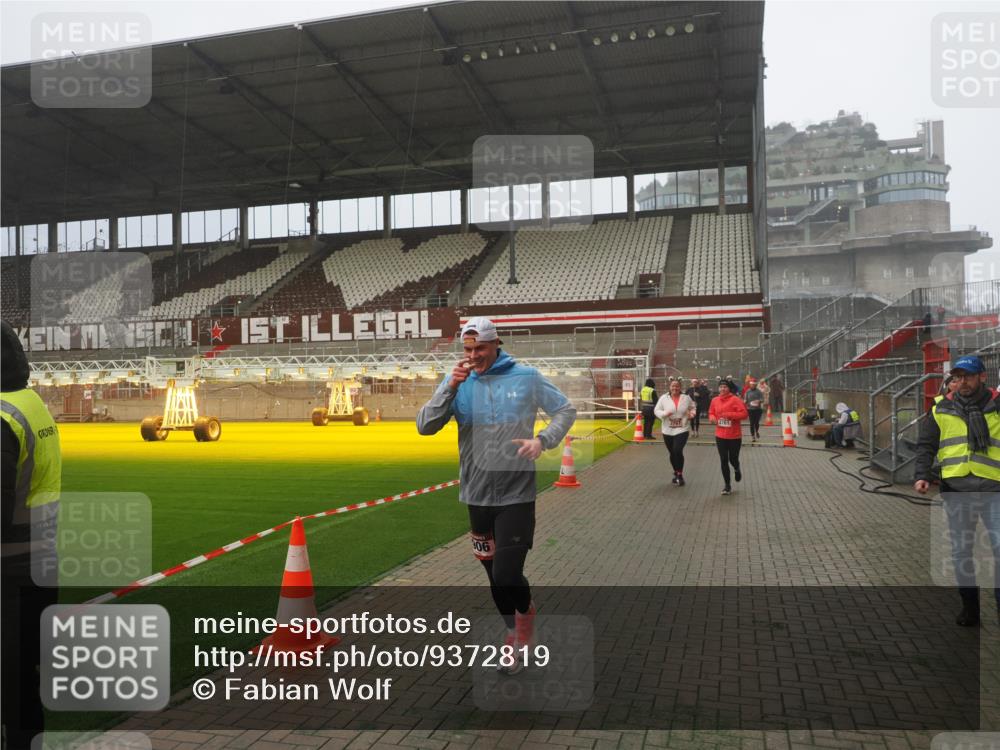 07.12.2025 - St. Pauli X-Mass-Run No. 15 Fabian Wolf http://msf.ph/oto/9372819 07.12.2025 10:11:49 Ziel 670, 1687, 2906, 2909, 3085, 3761, 3767, 3909, 3932, 3935 meine-sportfotos.de