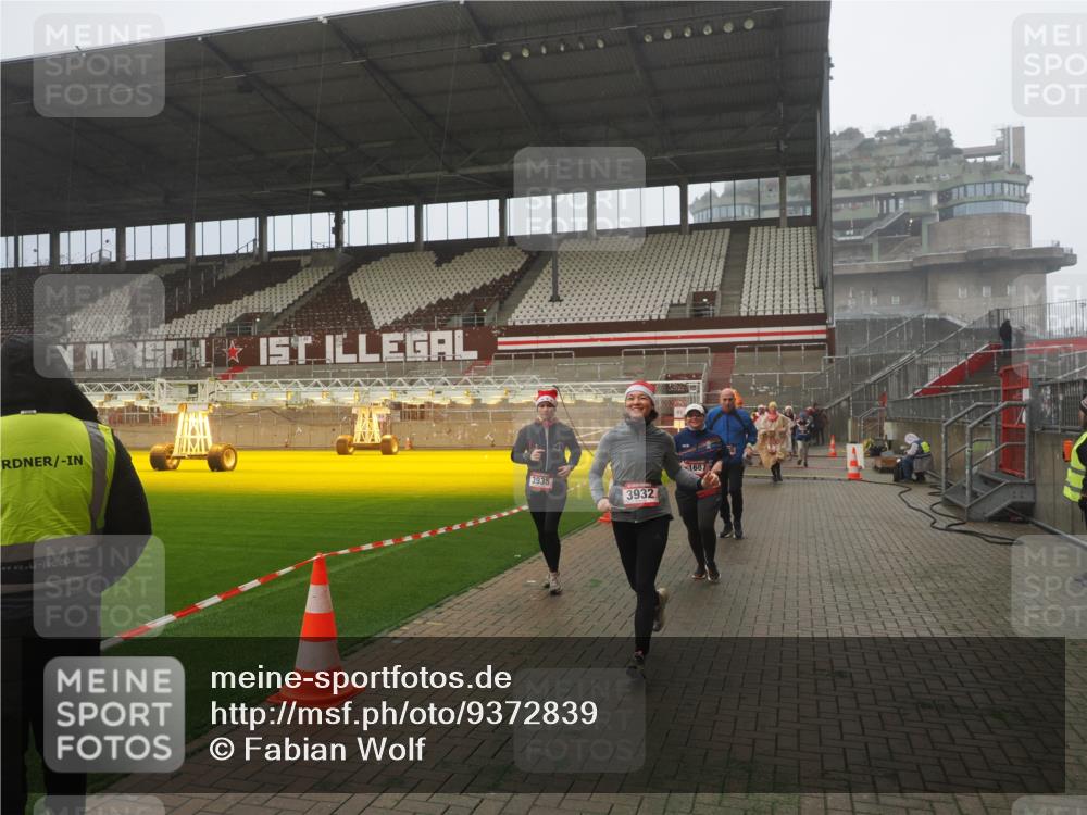 07.12.2025 - St. Pauli X-Mass-Run No. 15 Fabian Wolf http://msf.ph/oto/9372839 07.12.2025 10:11:57 Ziel 756, 1687, 1688, 1833, 2177, 2906, 3761, 3767, 3870, 3932, 3935 meine-sportfotos.de