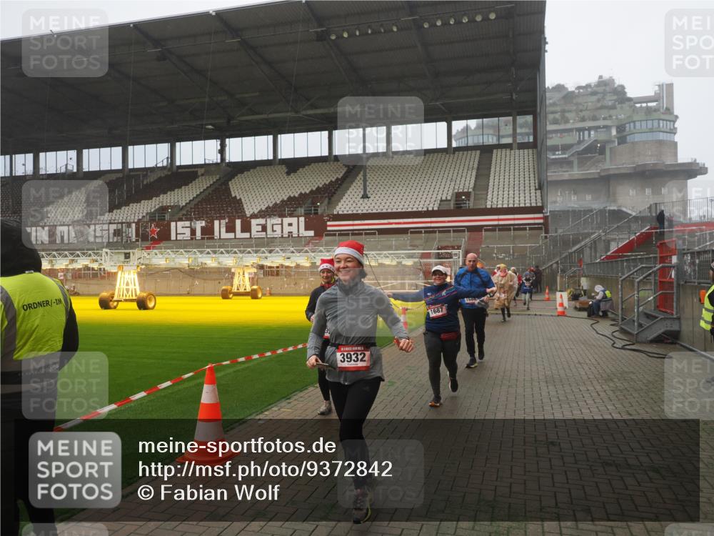 07.12.2025 - St. Pauli X-Mass-Run No. 15 Fabian Wolf http://msf.ph/oto/9372842 07.12.2025 10:11:57 Ziel 756, 1687, 1688, 1833, 2177, 2906, 3761, 3767, 3870, 3932, 3935 meine-sportfotos.de