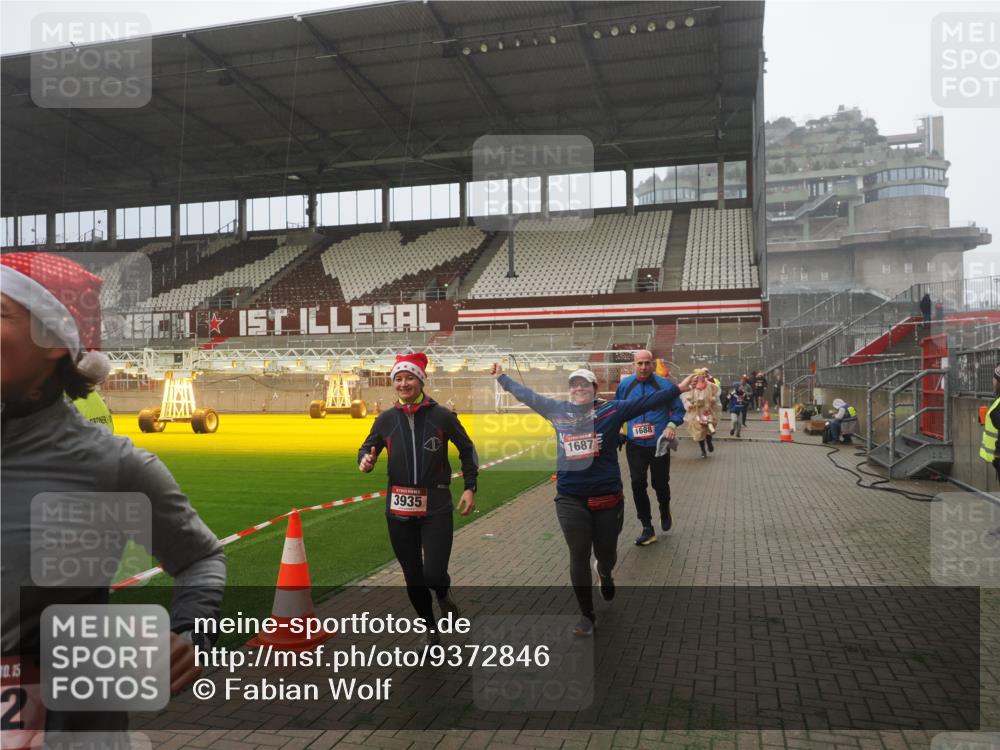 07.12.2025 - St. Pauli X-Mass-Run No. 15 Fabian Wolf http://msf.ph/oto/9372846 07.12.2025 10:11:58 Ziel 756, 1389, 1687, 1688, 1833, 2177, 2906, 3761, 3767, 3870, 3932, 3935 meine-sportfotos.de