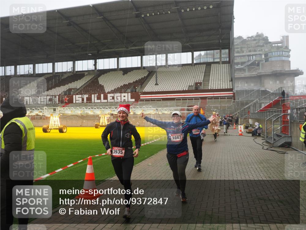07.12.2025 - St. Pauli X-Mass-Run No. 15 Fabian Wolf http://msf.ph/oto/9372847 07.12.2025 10:11:58 Ziel 756, 1389, 1687, 1688, 1833, 2177, 2906, 3761, 3767, 3870, 3932, 3935 meine-sportfotos.de