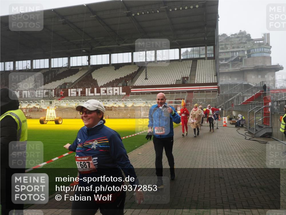 07.12.2025 - St. Pauli X-Mass-Run No. 15 Fabian Wolf http://msf.ph/oto/9372853 07.12.2025 10:11:59 Ziel 756, 1389, 1687, 1688, 1833, 2177, 2906, 3761, 3767, 3870, 3932, 3935, 4658 meine-sportfotos.de