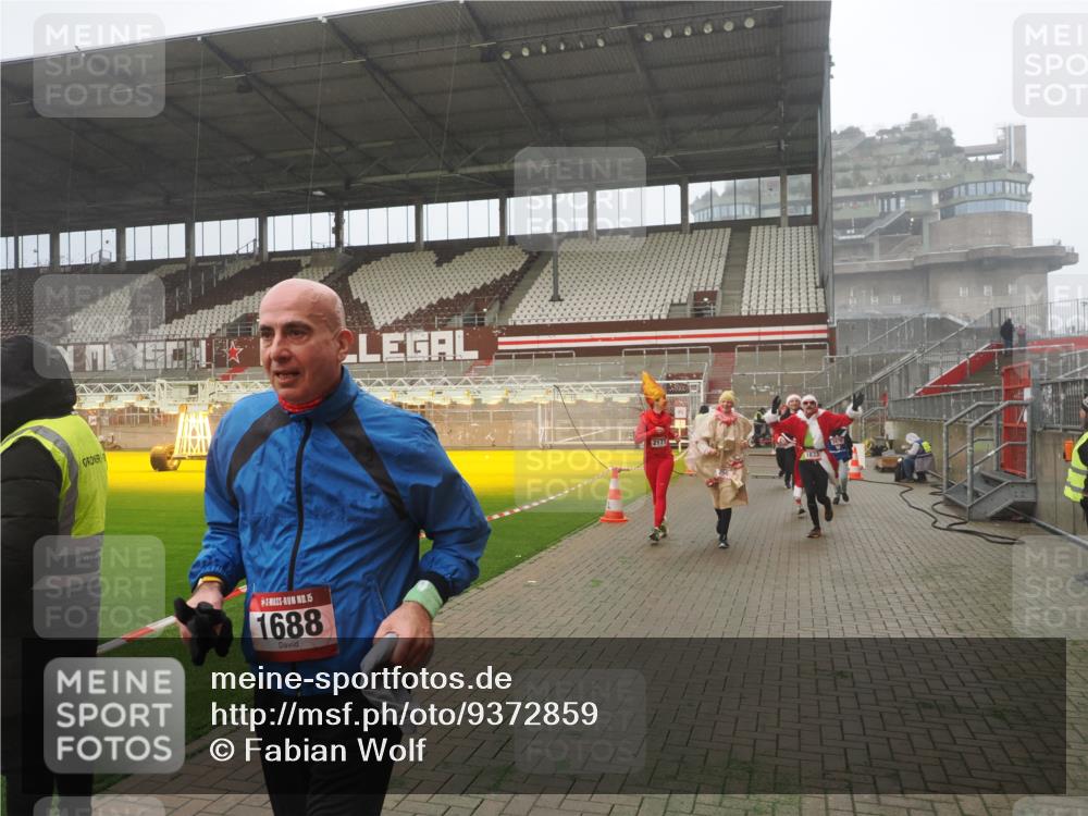 07.12.2025 - St. Pauli X-Mass-Run No. 15 Fabian Wolf http://msf.ph/oto/9372859 07.12.2025 10:12:01 Ziel 756, 1389, 1687, 1688, 1833, 2177, 2906, 3761, 3767, 3870, 3932, 3935, 4658 meine-sportfotos.de