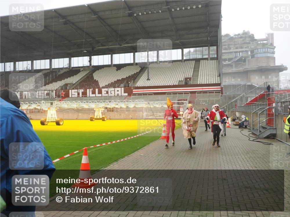07.12.2025 - St. Pauli X-Mass-Run No. 15 Fabian Wolf http://msf.ph/oto/9372861 07.12.2025 10:12:01 Ziel 756, 1389, 1687, 1688, 1833, 2177, 2906, 3761, 3767, 3870, 3932, 3935, 4658 meine-sportfotos.de